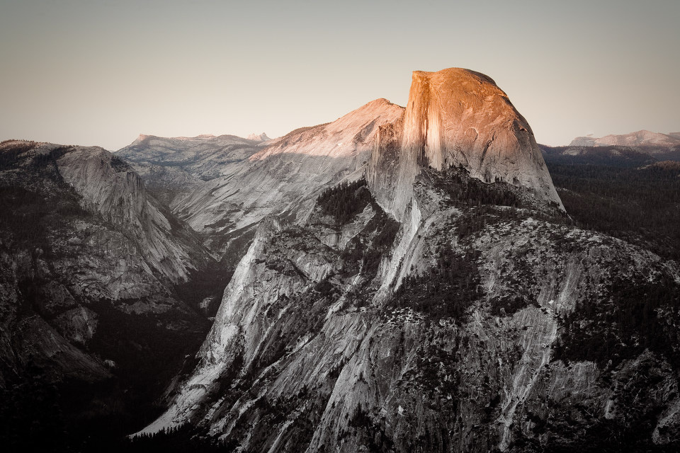 夕阳下的half dome br />