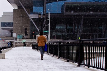 雪中的行人