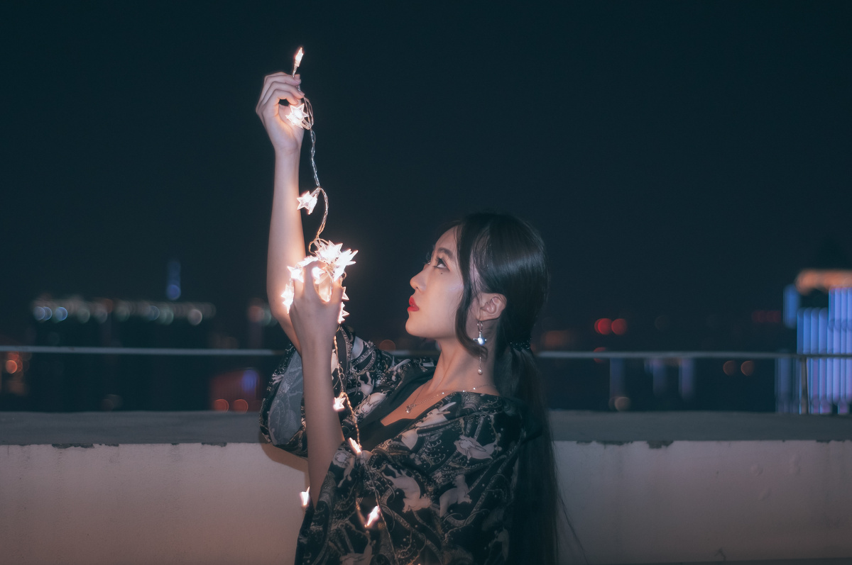 躺在星海之下 身披烟霞 和万家灯火挥手告别 和夜幕唱一曲归来未晚