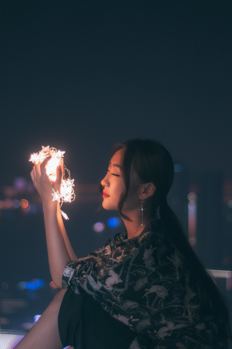 躺在星海之下 身披烟霞 和万家灯火挥手告别 和夜幕唱一曲归来未晚