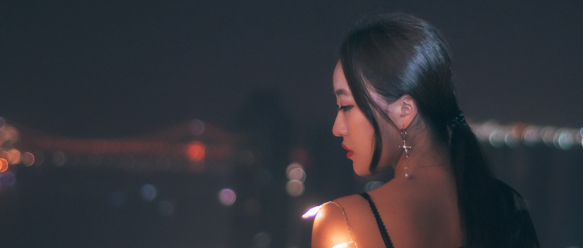 躺在星海之下 身披烟霞 和万家灯火挥手告别 和夜幕唱一曲归来未晚