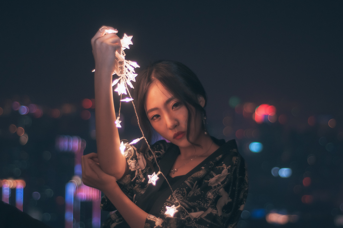 躺在星海之下 身披烟霞 和万家灯火挥手告别 和夜幕唱一曲归来未晚