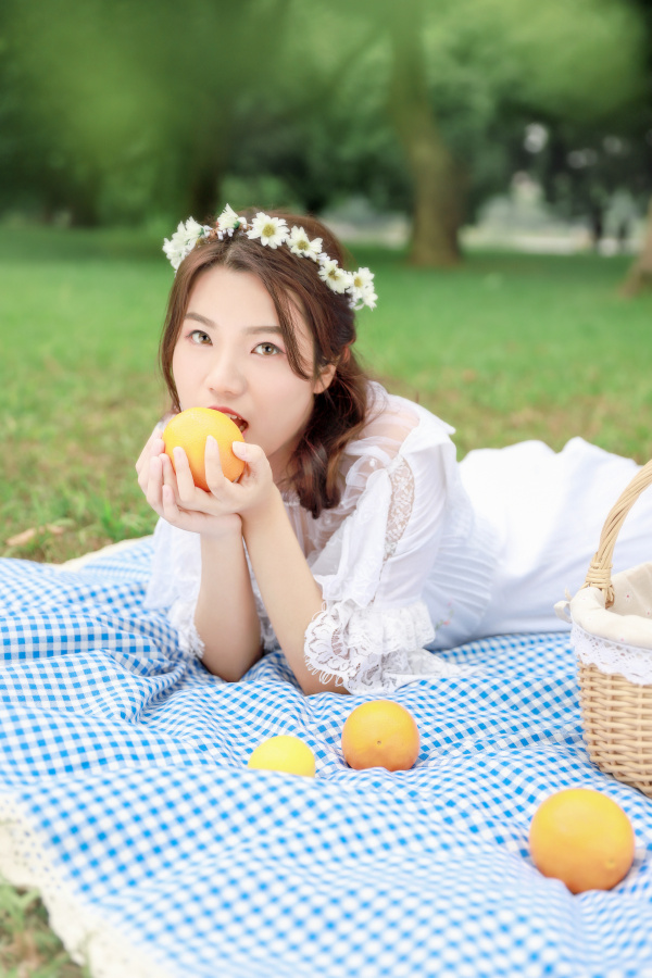 一个爱笑的小仙女 出镜:@是爱笑的姚佩佩   妆造:@洁莹   服装:@蝈蝈