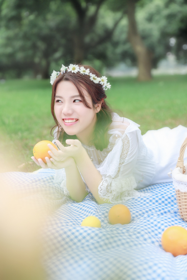 一个爱笑的小仙女 出镜:@是爱笑的姚佩佩   妆造:@洁莹   服装:@蝈蝈