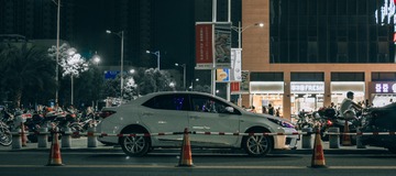 560383