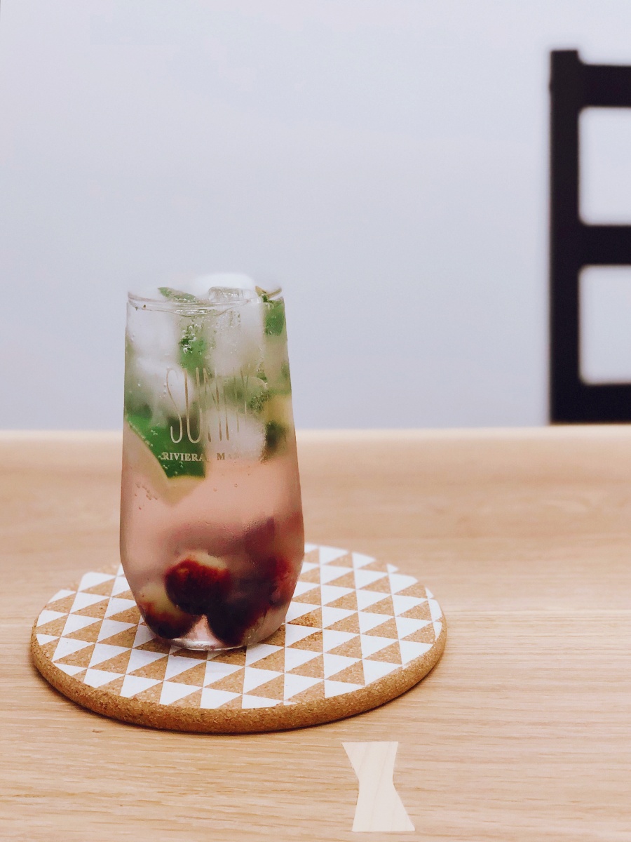 一杯葡萄青柠气泡水