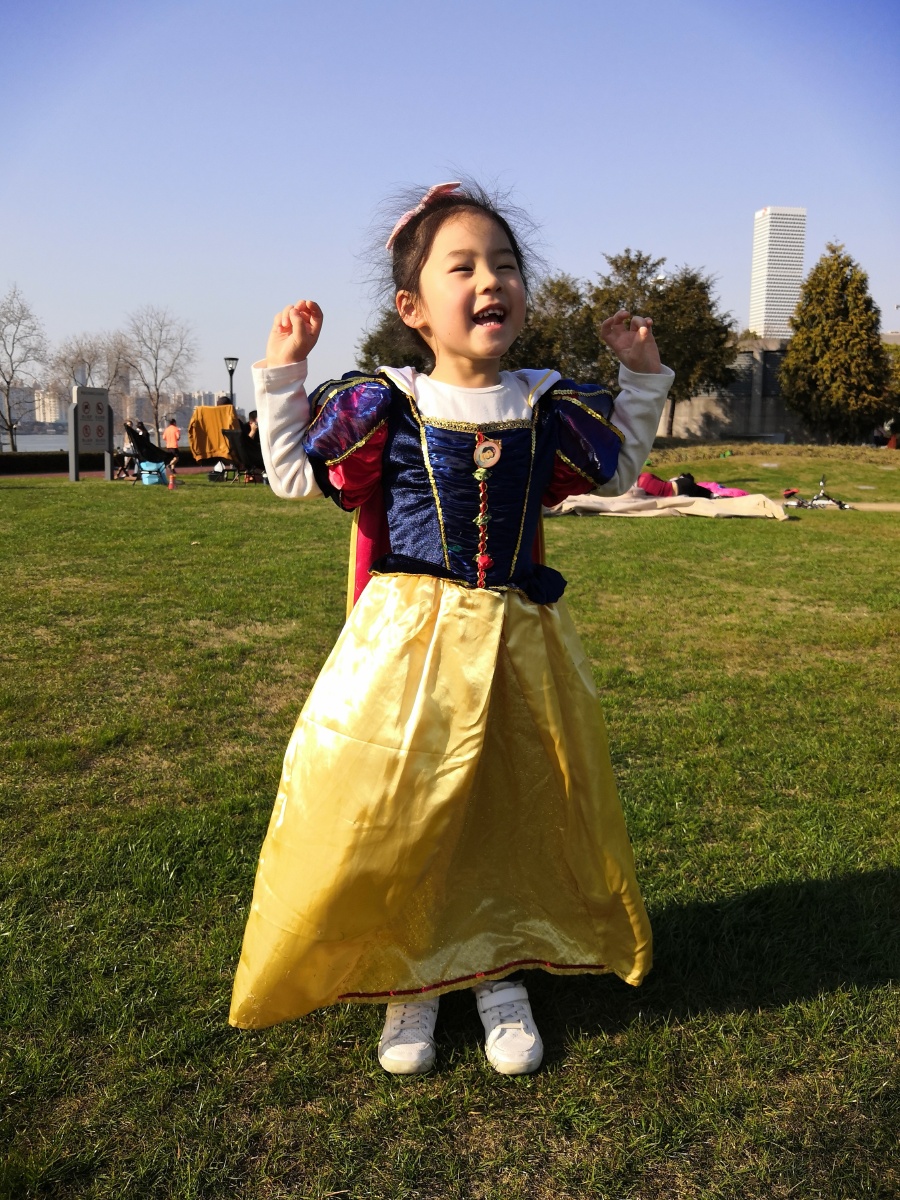 的脸蛋开心的笑容活泼可爱的身影与爸爸妈妈一起享受美好的户外时光