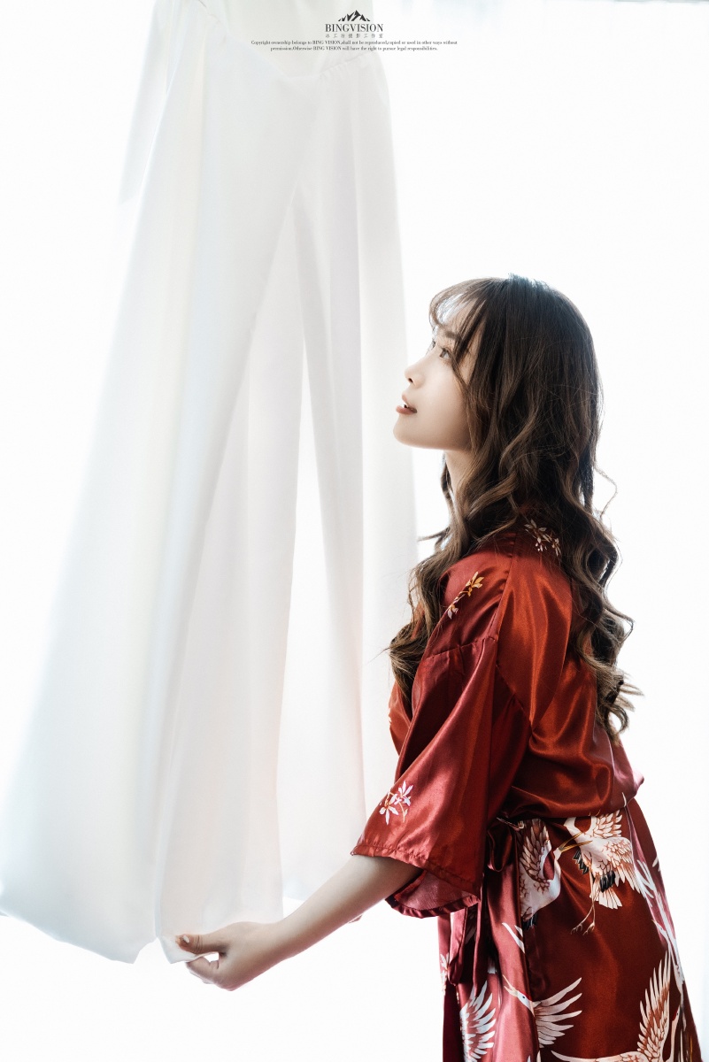 婚礼晨袍拍摄一抹红妆的美玫瑰