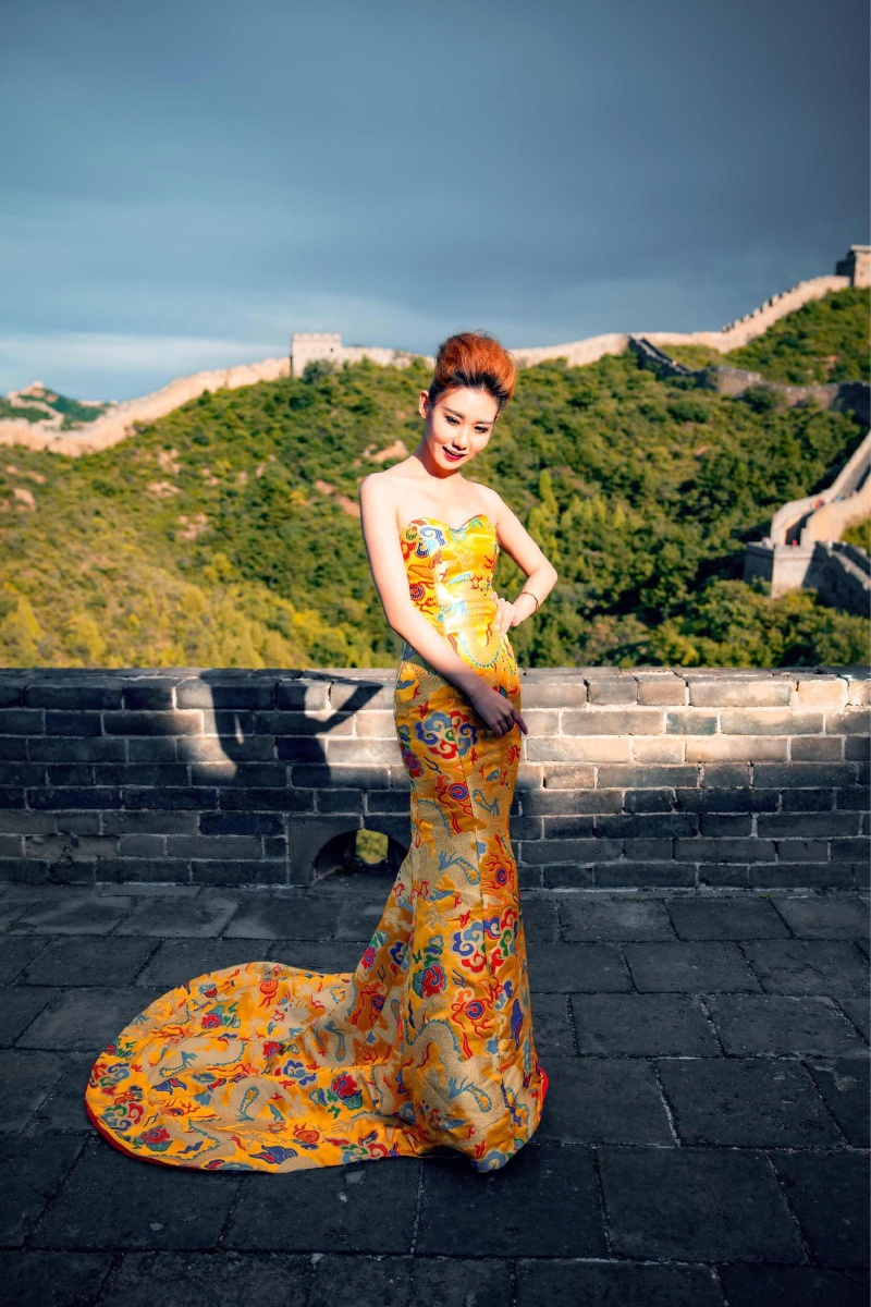 夕阳西下龙袍美女在长城