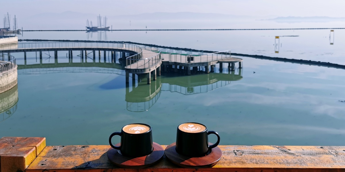 湖边咖啡