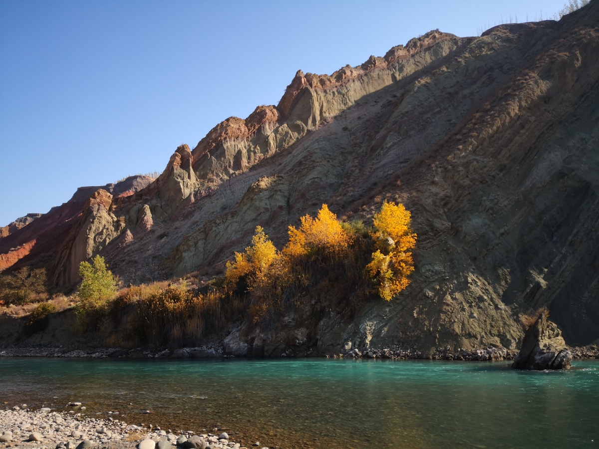 新疆玛纳斯河金秋十月风光
