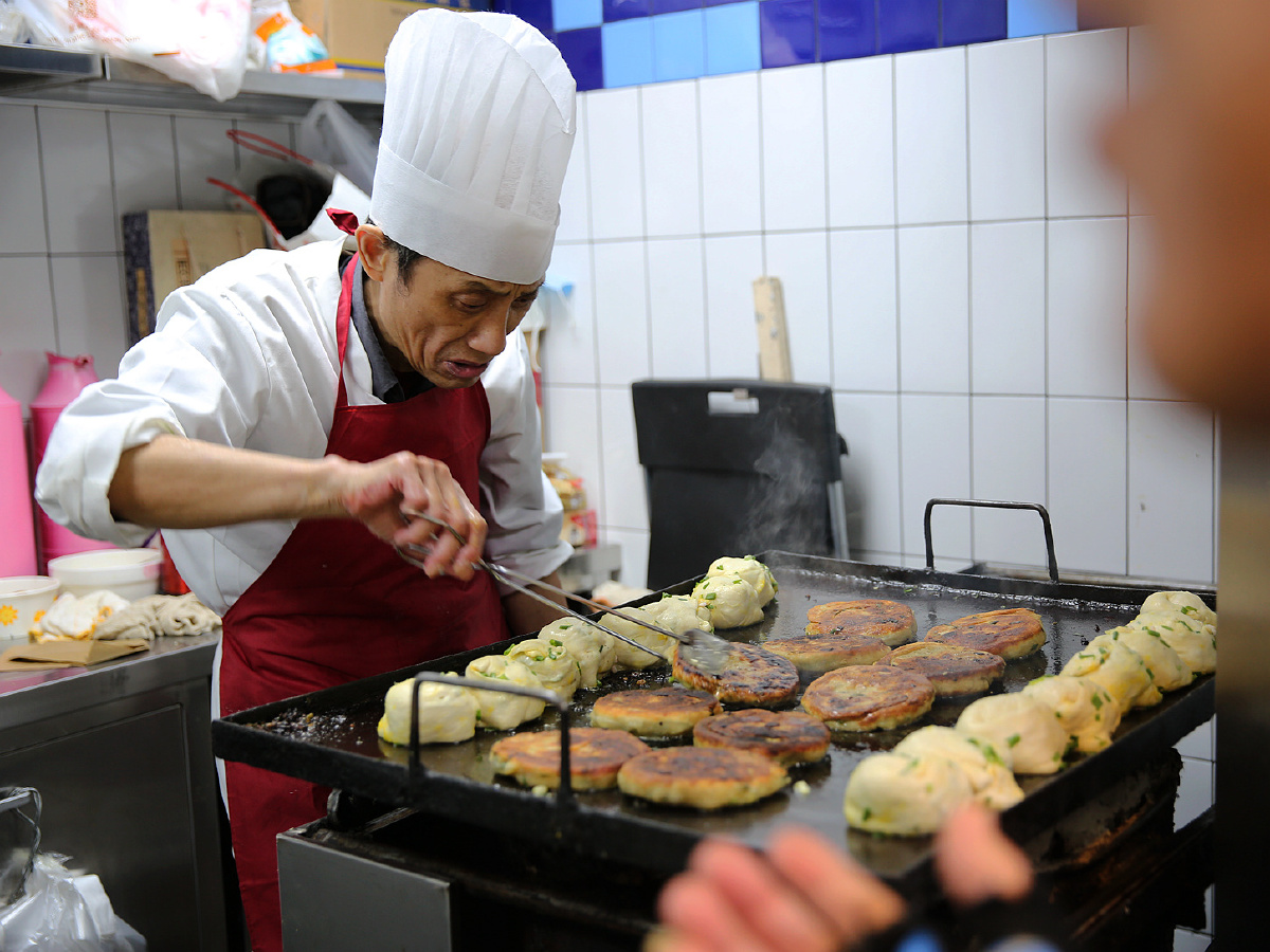 老上海味道“阿大”葱油饼! 阿大师傅蛮辛苦滴1 - 黑白, 街拍, 人文, 佳能, 上海 - 秋天风328 - 图虫摄影网