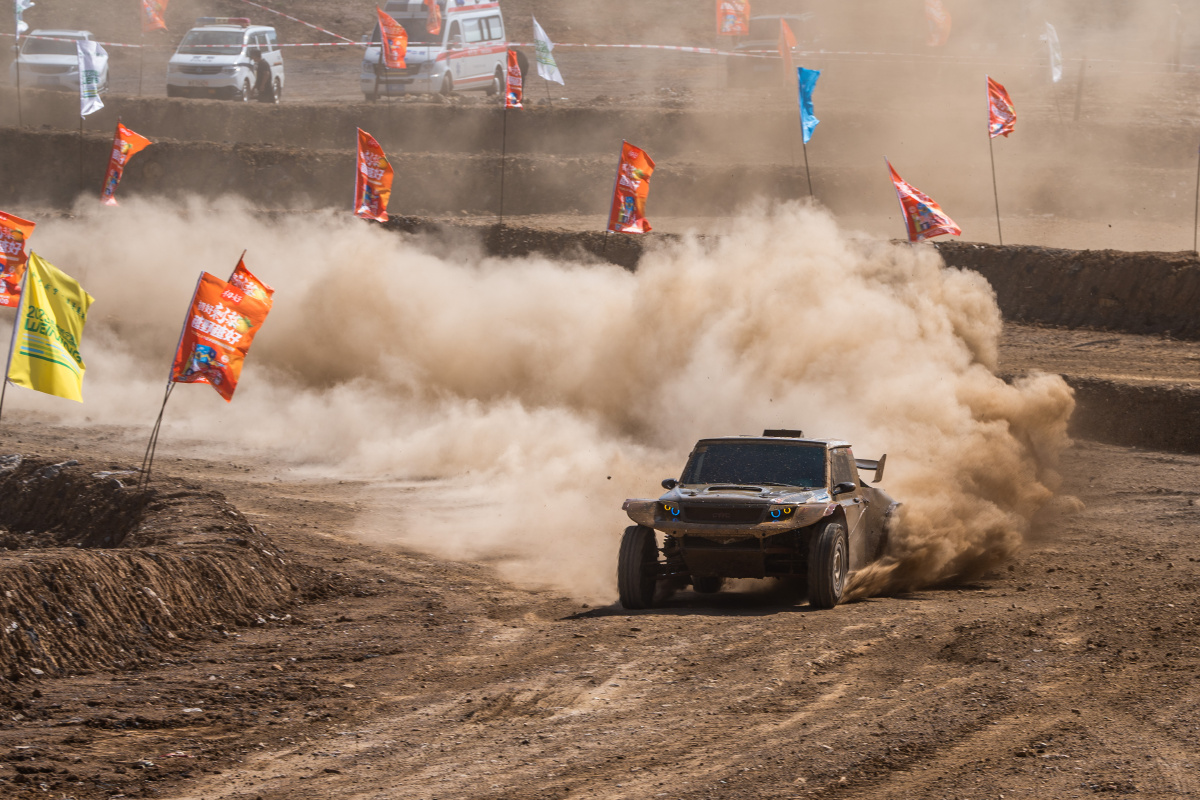 贵州威宁全国汽车场地越野车王争霸赛开赛