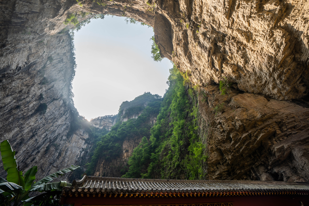 连日来,受降雨影响,位于贵州省毕节市织金县的织金大峡谷景区云山雾绕