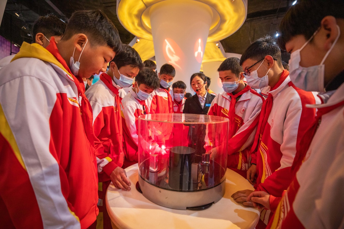 当日贵州省毕节市科技馆内丰富有趣的科普演示装置和科普小活动吸引