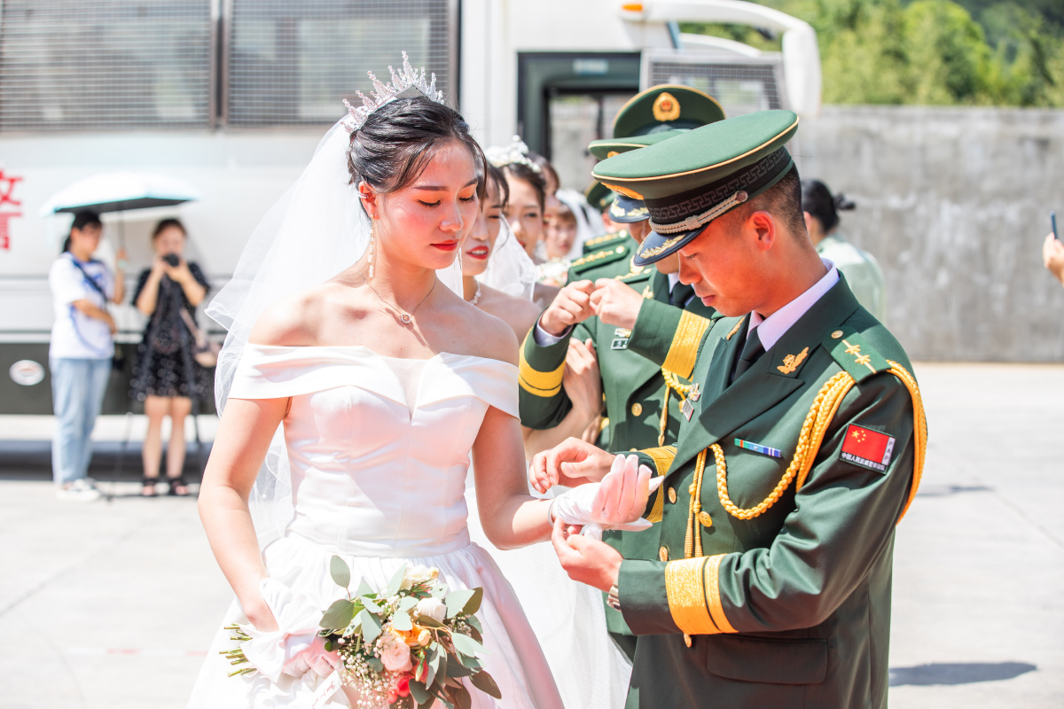 贵州毕节军人集体婚礼喜迎建军节