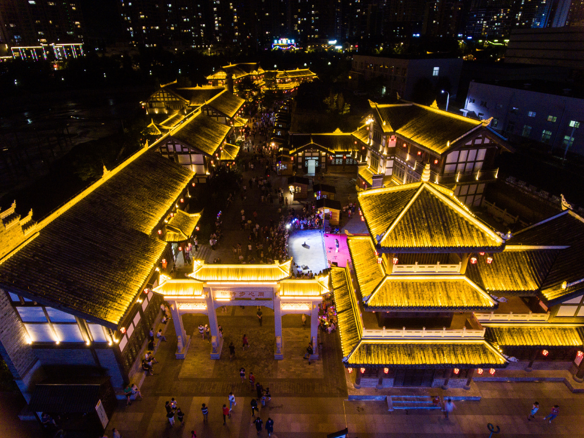 贵州毕节步行街上的繁华夜经济