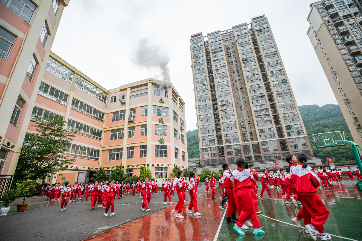 当日,毕节消防救援支队联合贵州省毕节市实验学校开展消防应急疏散