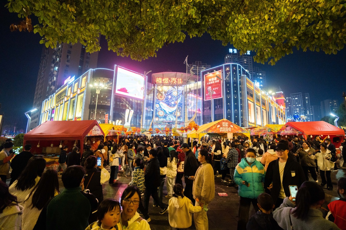 春日,随着气温回升,位于贵州省毕节市七星关区的耍街夜市人气渐旺.