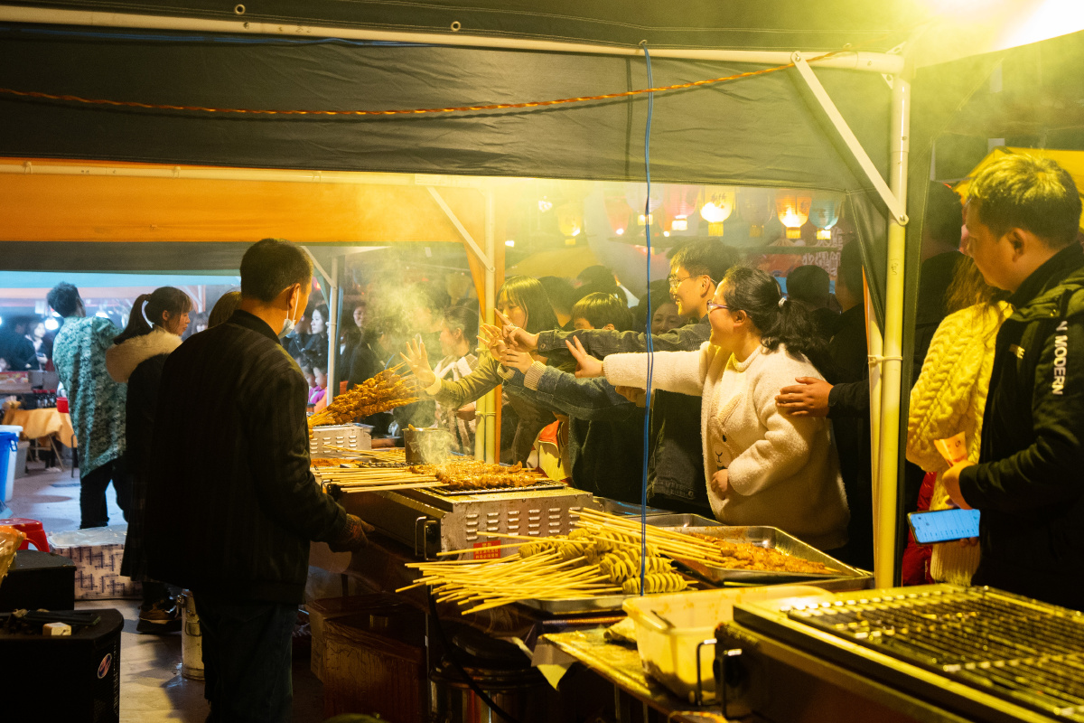 春日,随着气温回升,位于贵州省毕节市七星关区的耍街夜市人气渐旺.