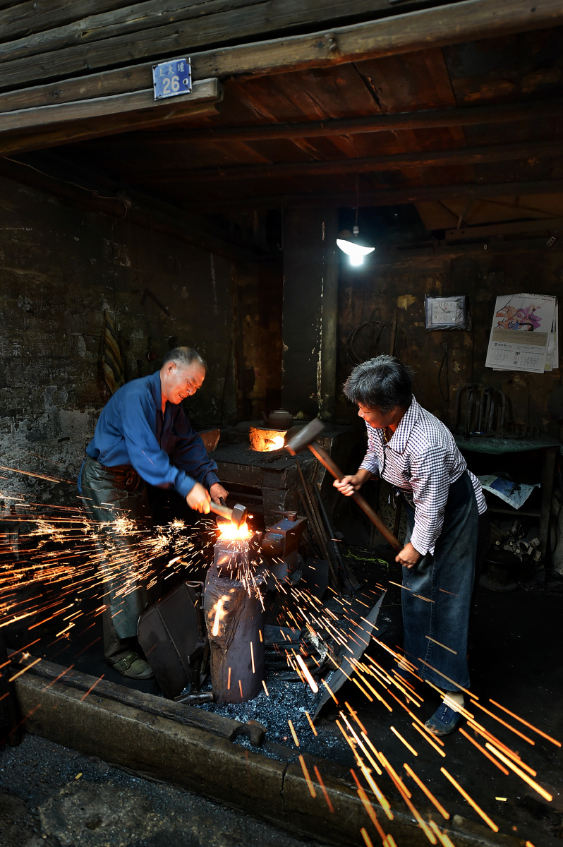 乡村打铁匠曾经是很红火的有铁锤一响黄金万两之说可现在己经日渐式微