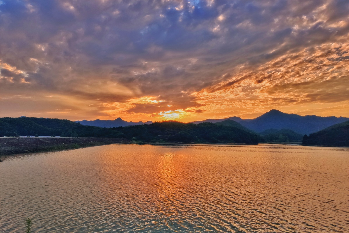 清晨的霞光,染红了整个天空,也染红了整个湖面