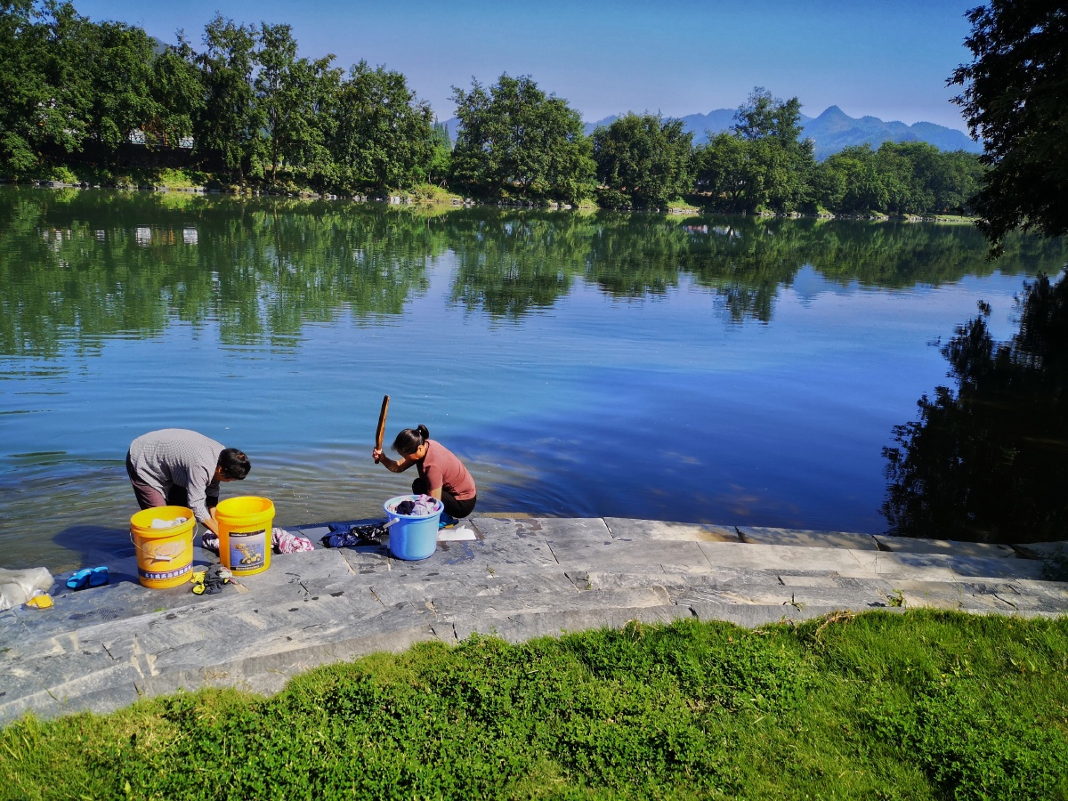清晨,乡村的女人们在河边洗衣服,我听见了木锤敲打衣服的声音,摄于