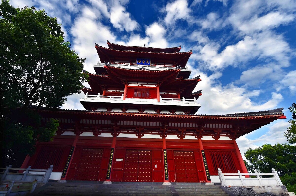 武安楼位于玉山县武安山森林公园是武夷山脉余脉在玉山县的最高峰站在