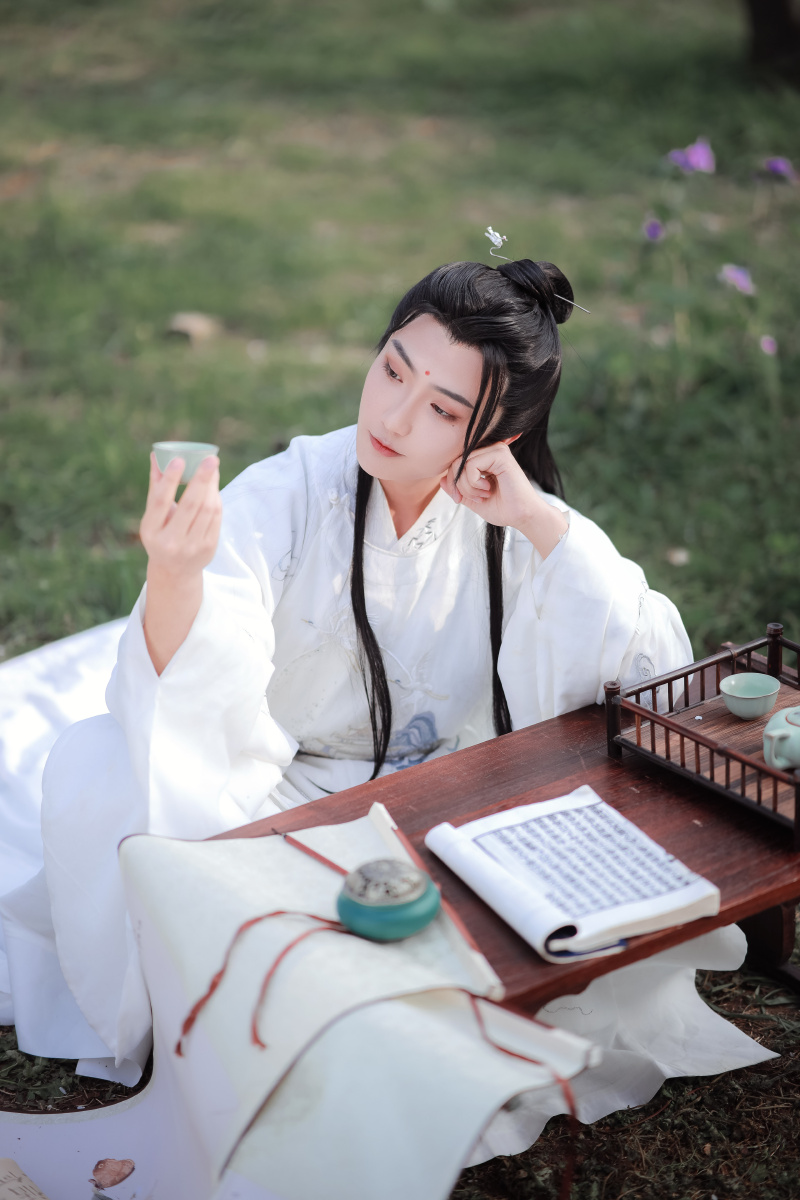 生来一身书生意气学得满腹经纶文章出镜青七小哒梦妆造洛河