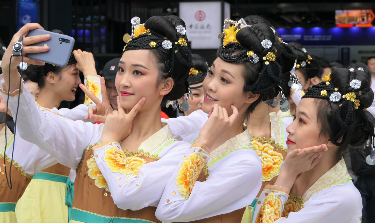 仙女争艳由天上斗至凡间