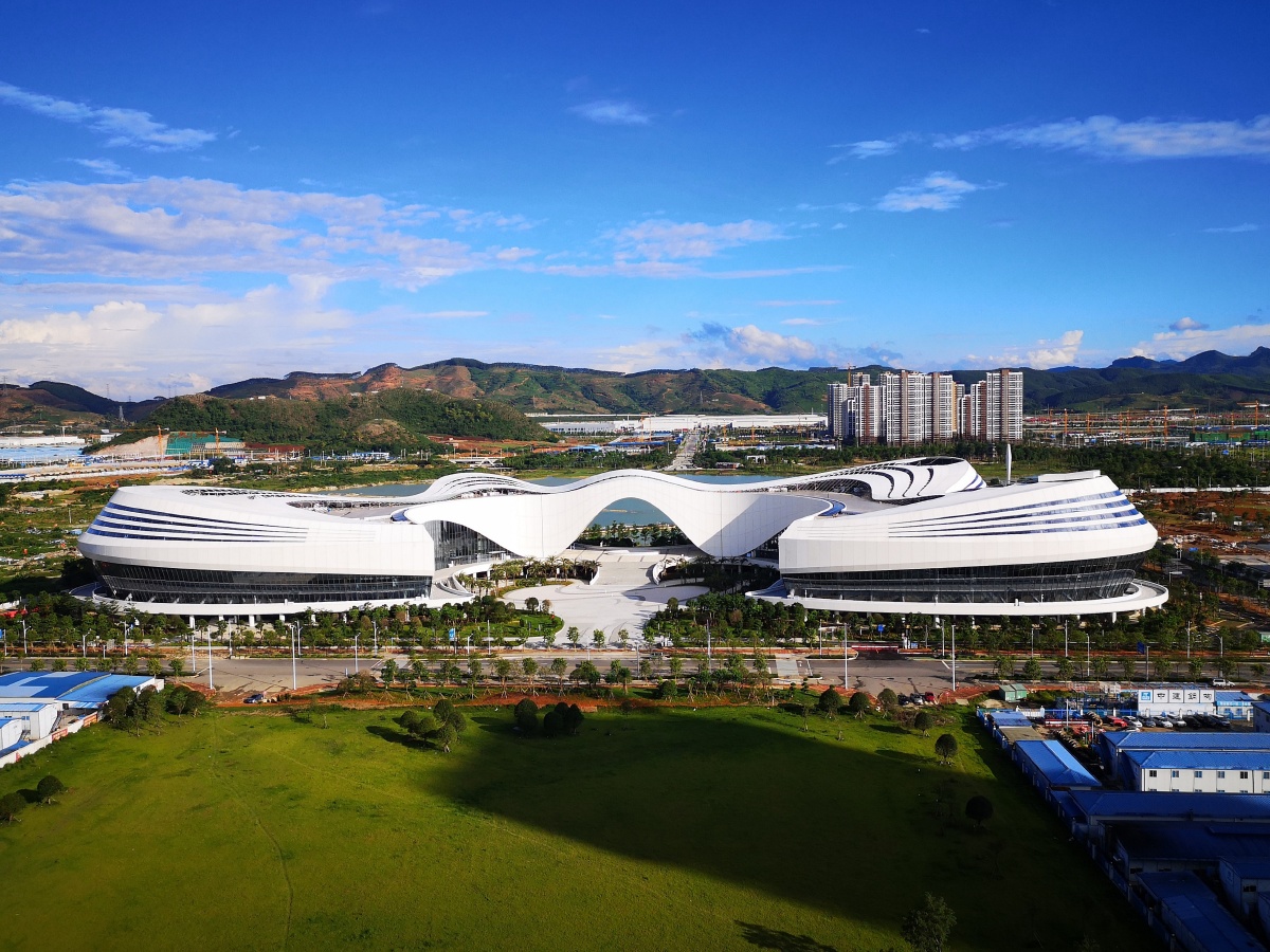 雨过天晴,柳东新区文化中心犹如一只洁白的大蝴蝶展翅飞翔于蓝天青