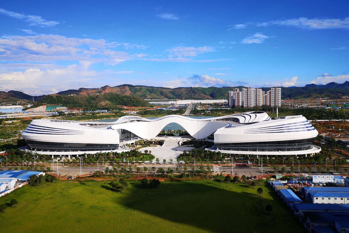 柳东新区文化广场柳州科技馆昨日开馆试运行了.