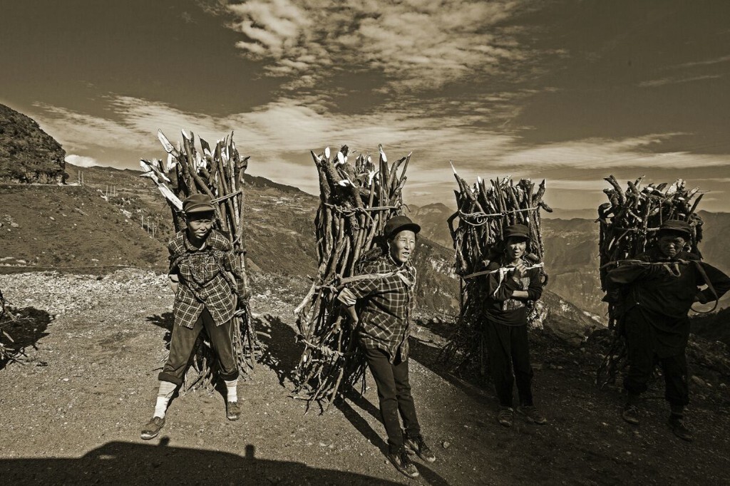 进入布拖乌依乡深山,路遇六七个背柴妇女,彝族都是妇女劳作,很少或者几乎不见男人背柴