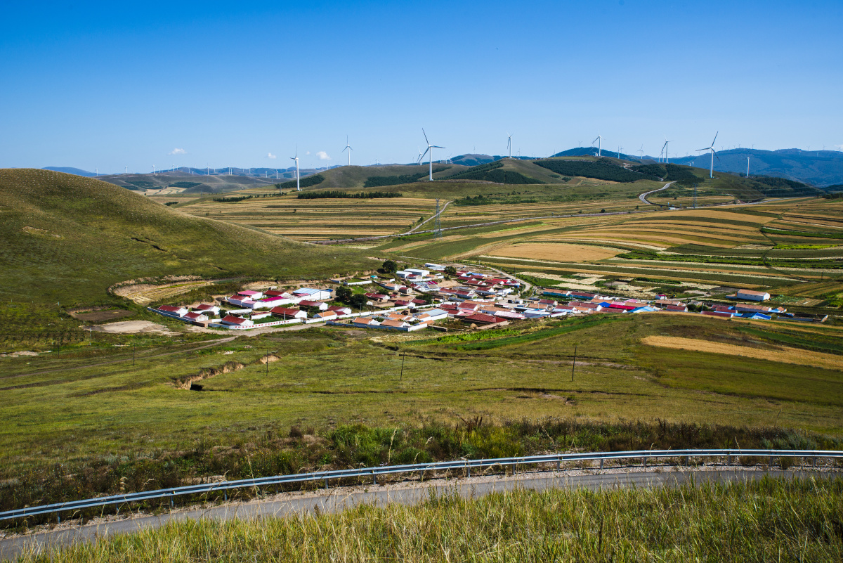 组图草原天路金秋风光村庄建筑群山风车金黄秋色张家口沽源县纪实
