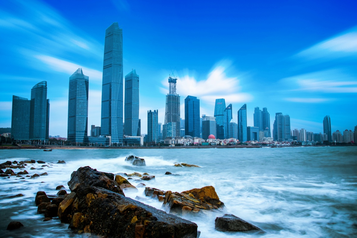 青岛第三海水浴场遥望浮山湾商务区