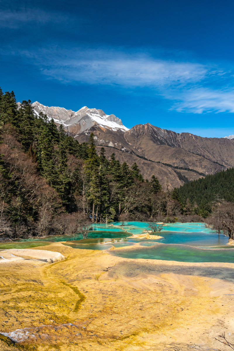 四川黄龙美景美丽的黄龙风景区五彩斑斓,引人入胜!