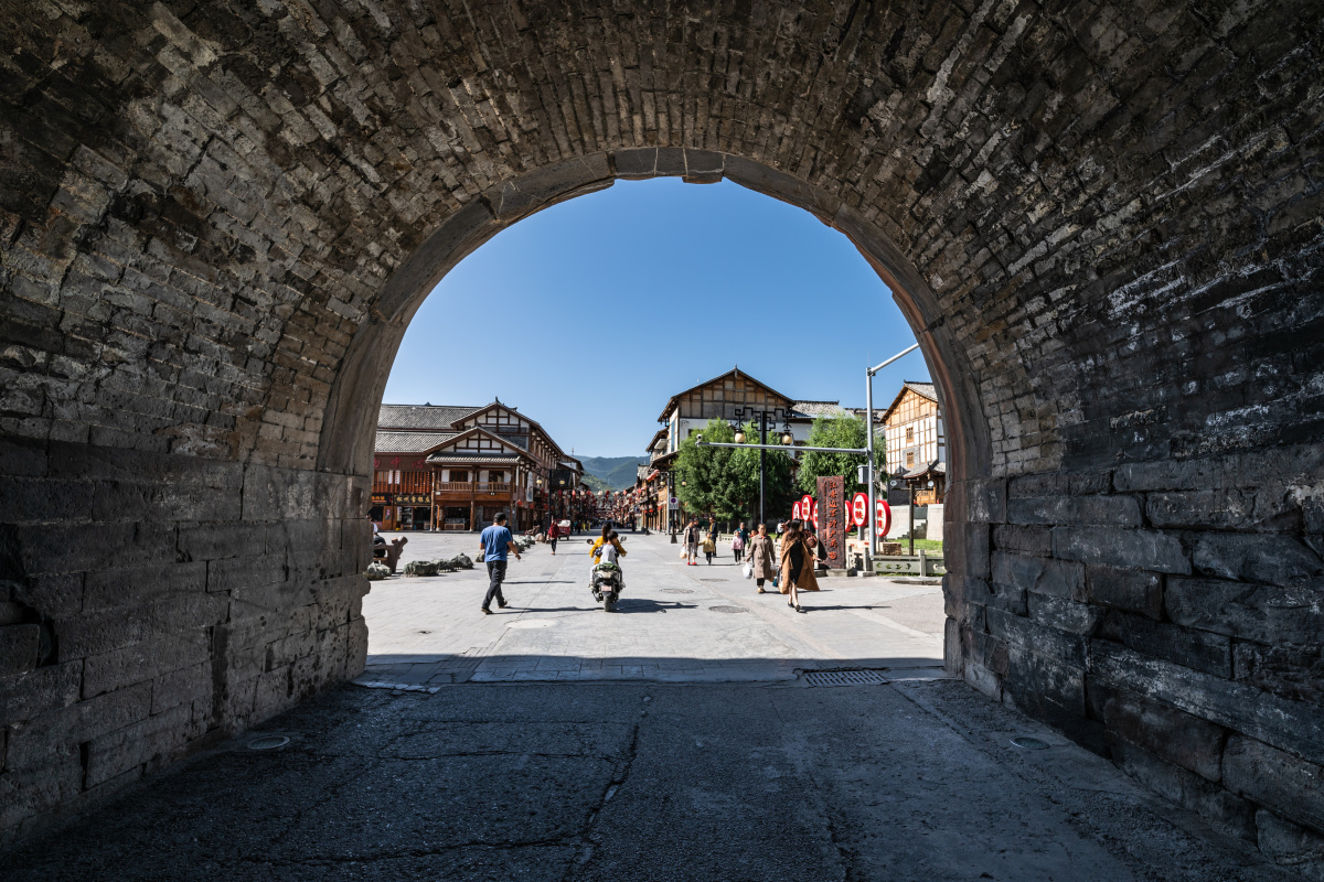 拍摄于松潘县松州古城城门门洞内,从门洞向外看,古城街景逐渐显露