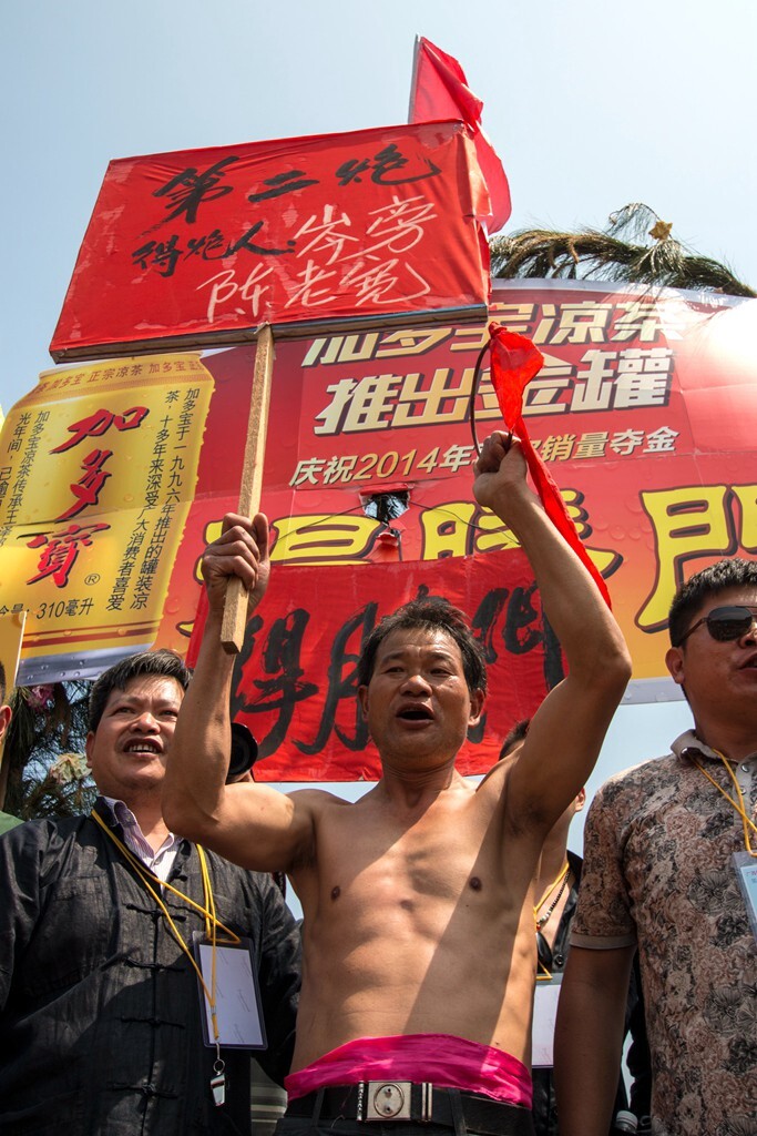 一个队员抢到了花炮,并且躲过了拦截的对方团队,成功地登上了得胜门。