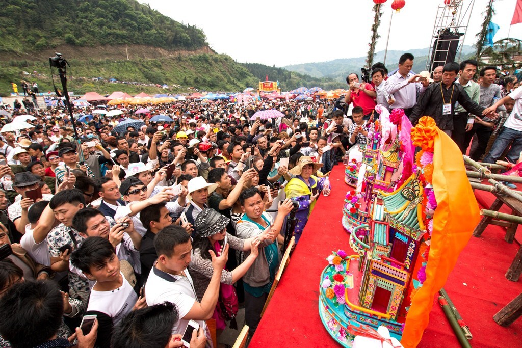 万人敬仰的“花炮”供奉在【神 台】里面,人们纷纷争抢拍照。