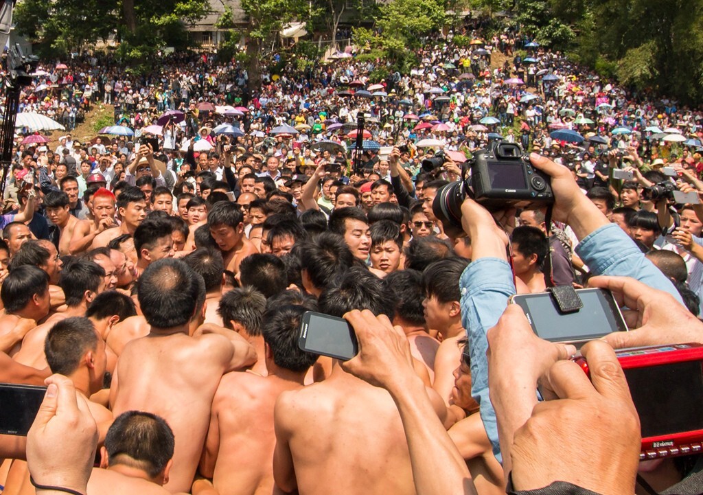万人争抢花炮的紧张激烈刺激场面。