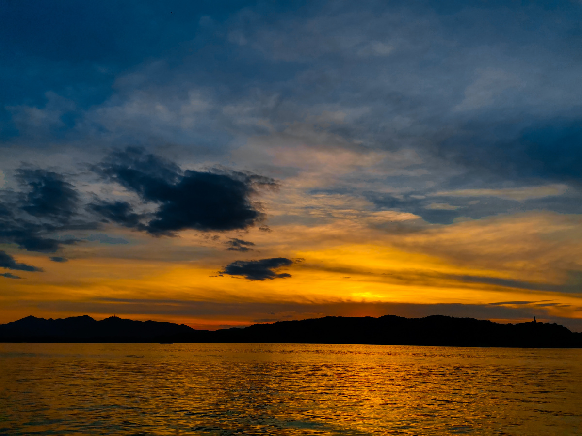 晚风拂柳笛声残夕阳山外山摄于杭州西湖日落西湖