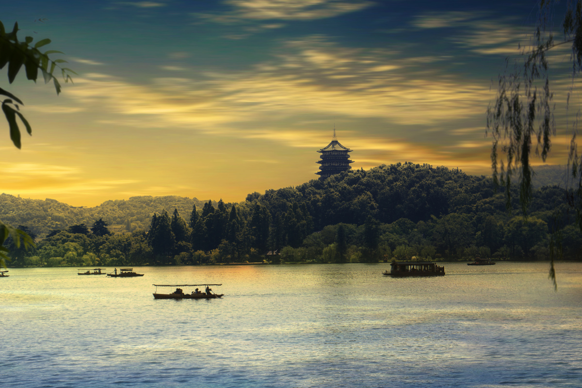残霞夕照西湖好花坞苹汀十顷波平野岸无人舟自横天空为合成效果