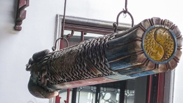 364823