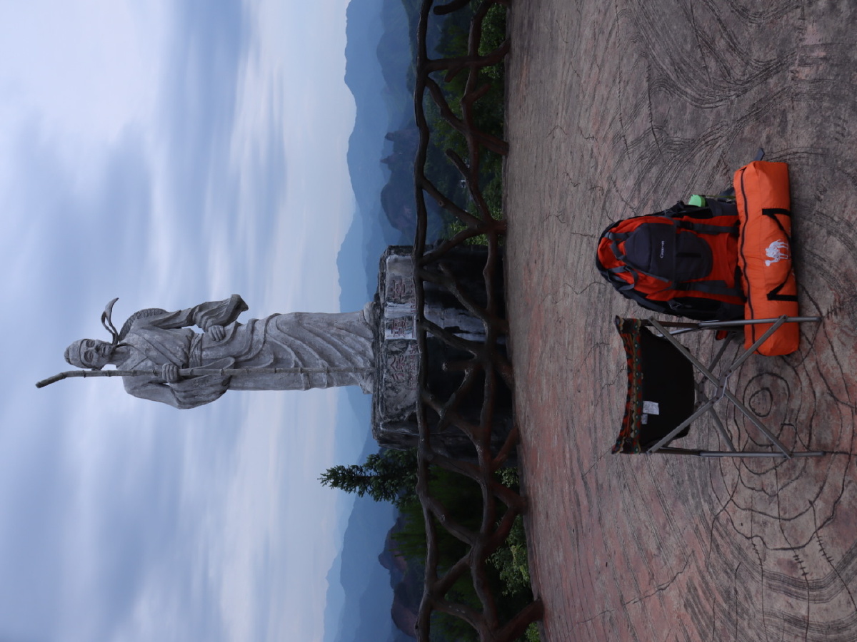 夜宿铜钹山仙岩一一白花岩