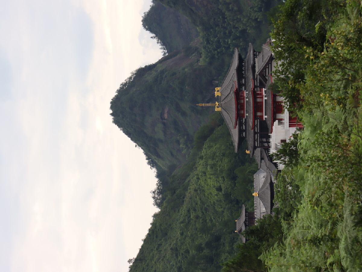 夜宿铜钹山仙岩一一白花岩