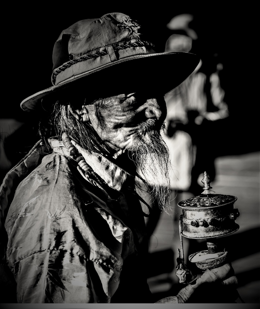 在大昭寺朝拜的老者