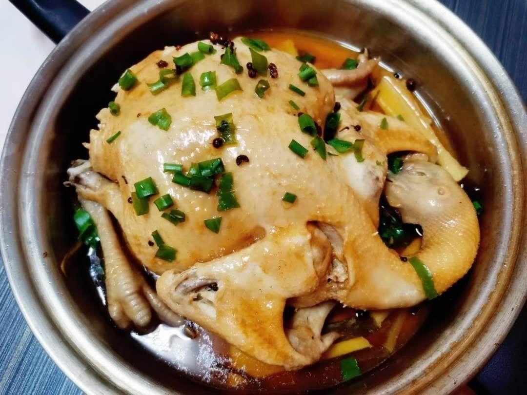 清蒸鸡最近超流行诶两个人扯着鸡腿喝点小酒再来碗