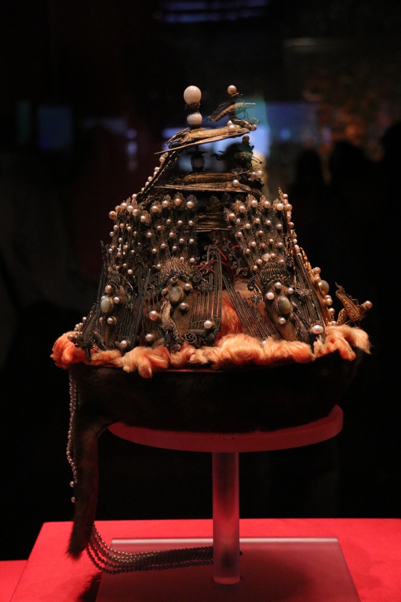 这是一件清朝的貂皮金凤嵌珠宝皇后冬朝冠据说这件珍品属于乾隆最爱的