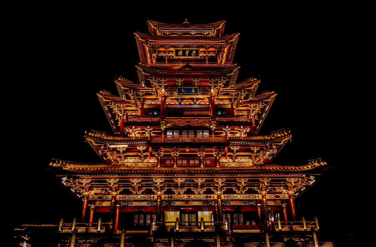 浙江丽水莲都区地标建筑夜晚中的应星楼宁静而又辉煌