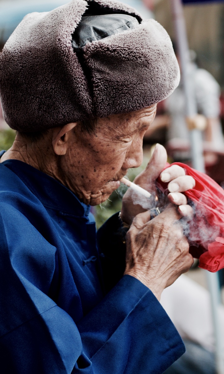 老汉吃烟